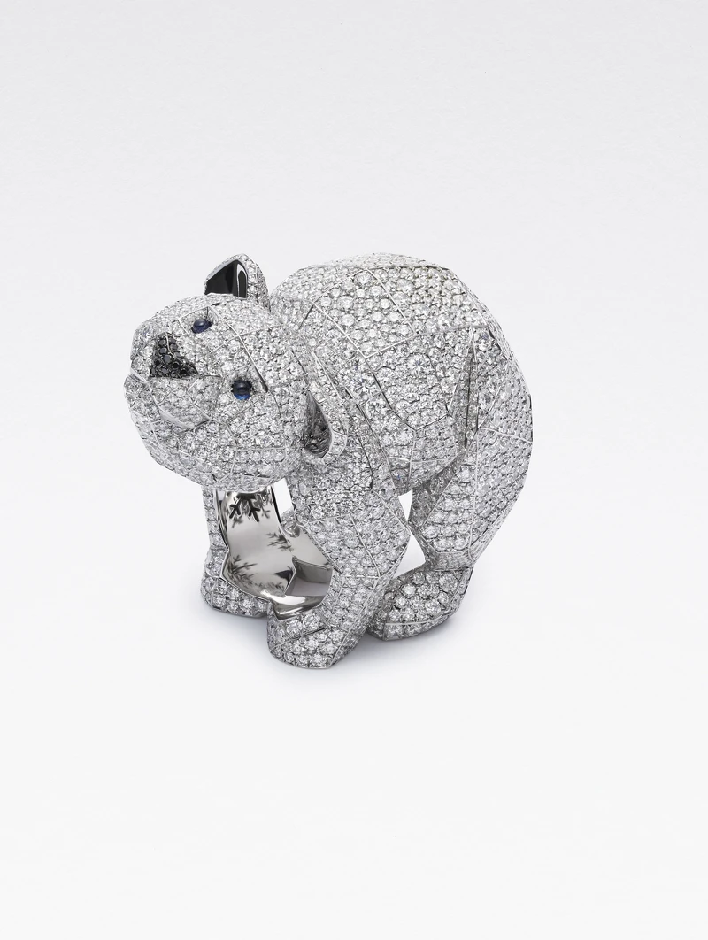 紅地毯系列戒指-北極熊 獲公平採礦認證之18K白金戒指，鑲嵌2190顆12.58克拉鑽石，2顆0.06克拉藍寶石，以及16顆0.03克拉黑鑽。定價:NT$6,430,000