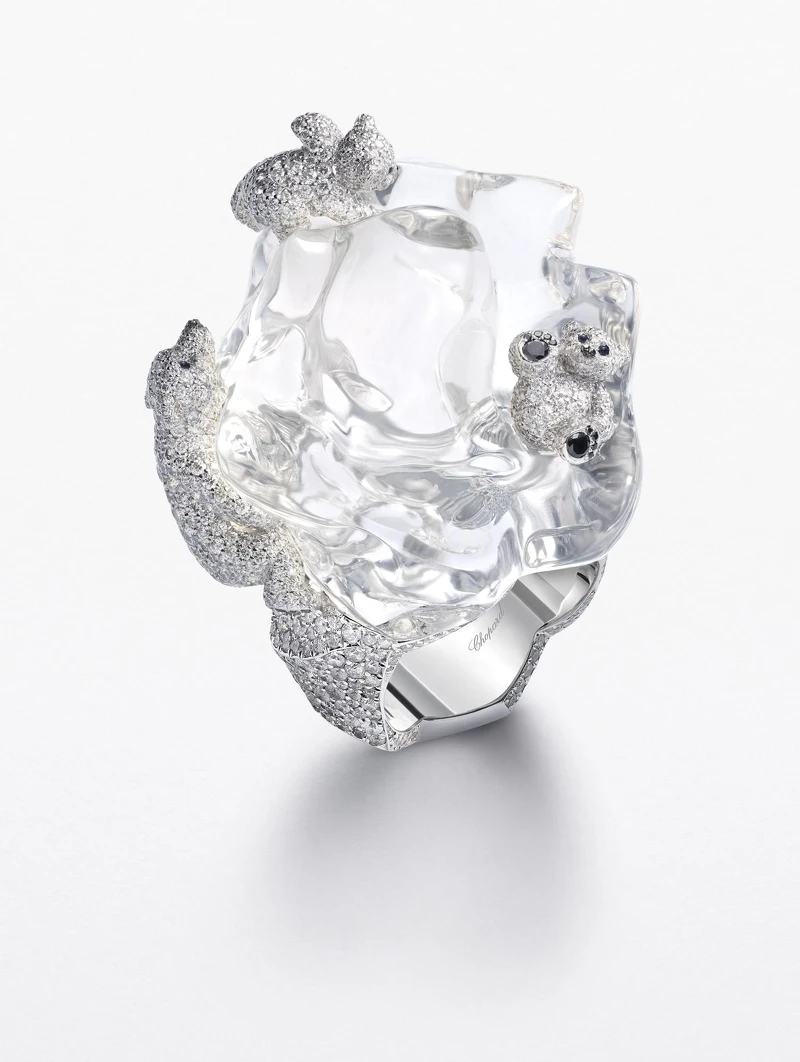 紅地毯系列戒指-北極熊 獲公平採礦認證之18K白金戒指，鑲嵌單顆86.2克拉水晶蛋白石，310顆2.52克拉鑽石，38顆0.25克拉黑鑽，8顆0.03克拉藍寶石，以及1109顆3.34克拉鑽石。定價:NT$5,220,000