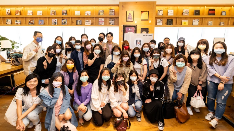 肆一老師與現場讀者合照 肆一老師與現場讀者合照