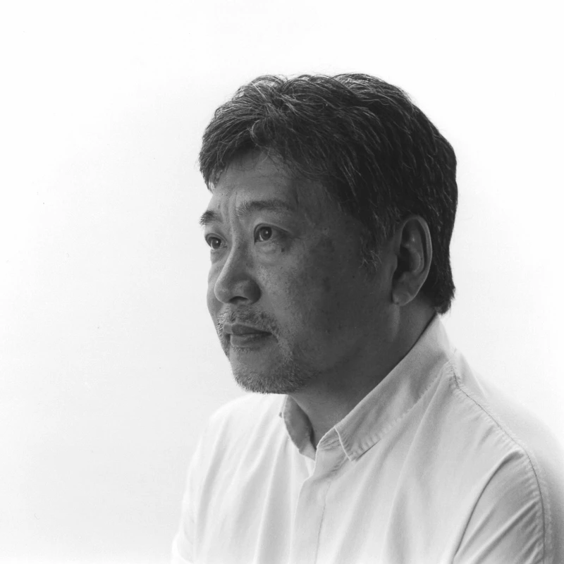 《中間泳道》是SK-II STUDIO成立後發佈的首部影片，由曾獲得包括坎城國際電影節金棕櫚獎等眾多獎項的日本電影導演是枝裕和執鏡