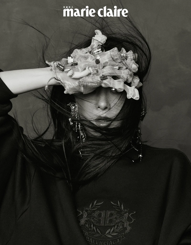 Logo 圖紋刺繡運動衫、大型蝴蝶結造型水晶耳環，both by Balenciaga。