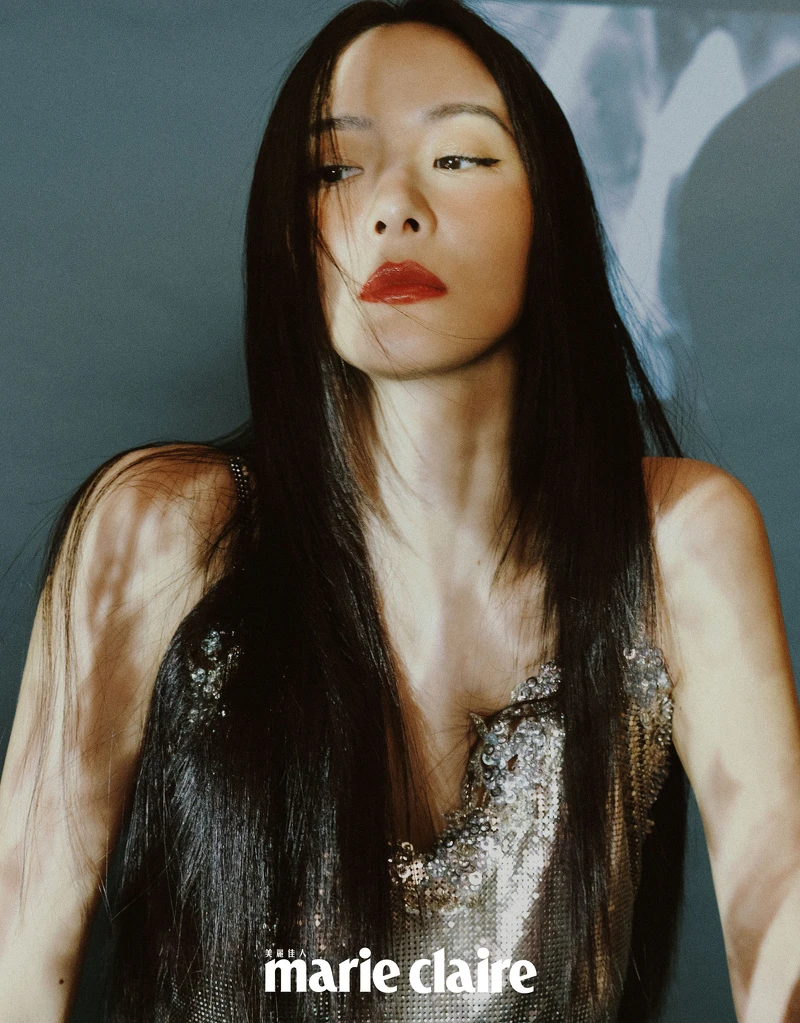 金色亮片背心，Balenciaga。