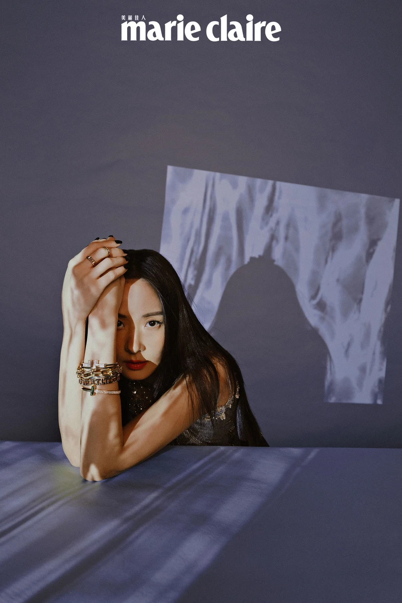 金色亮片背心，Balenciaga。；Tiffany HardWear 純銀珍珠項鍊、Tiffany T Smile 18K 白金鑲鑽項鍊、Tiffany T Wire 18K 白金寬版鑲鑽手環、Tiffany T Wire 18K 白金手環、Tiffany HardWear 18K 金寬版鏈結設計手鍊、Tiffany T True 18K 玫瑰金寬版鏤空設計手環、Tiffany T1 18K金寬版鋪鑲鑽石手環、Tiffany T True 18K 金寬版鏤空設計戒指、Tiffany T True 18K 金寬版鏤空設計戒指、Tiffany T True 18K 金窄版鏤空設計戒指，all by Tiffany & Co.。