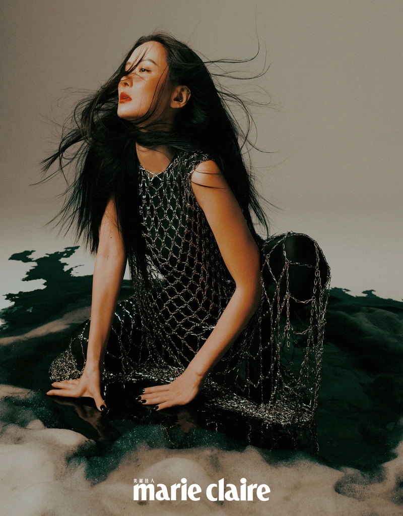 黑色背心、黑色連身鞋褲、水晶鑲嵌網狀罩衫，all by Balenciaga。