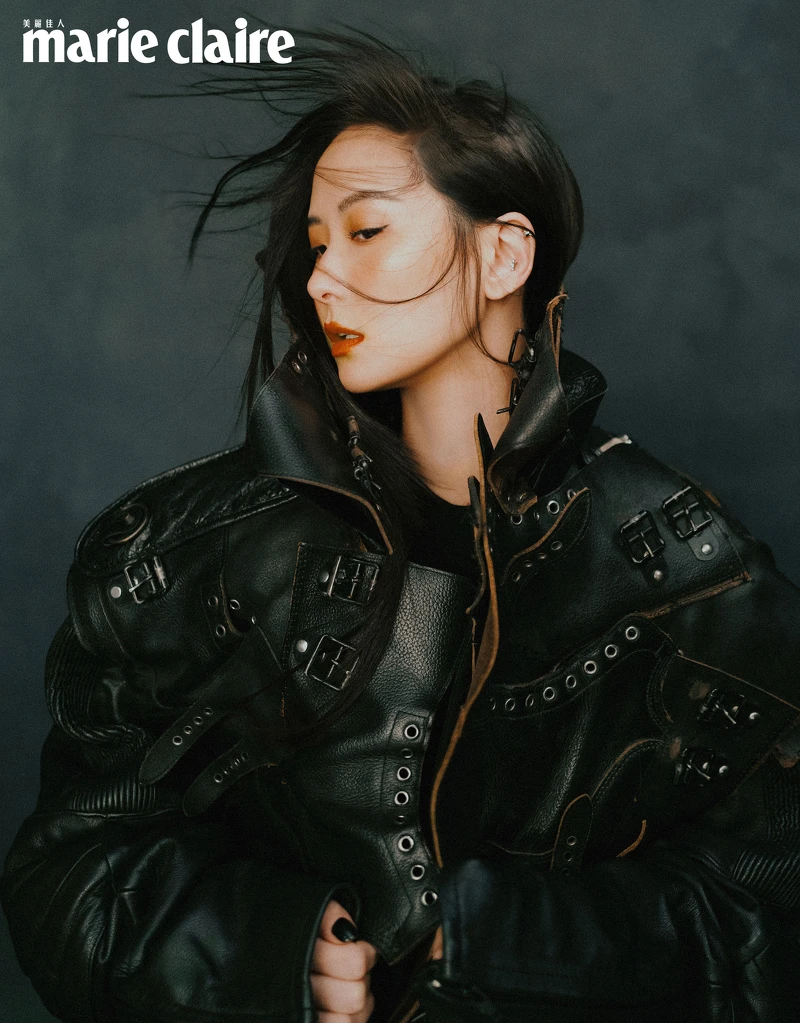 黑色運動衫、拼接設計皮革夾克，both by Balenciaga。