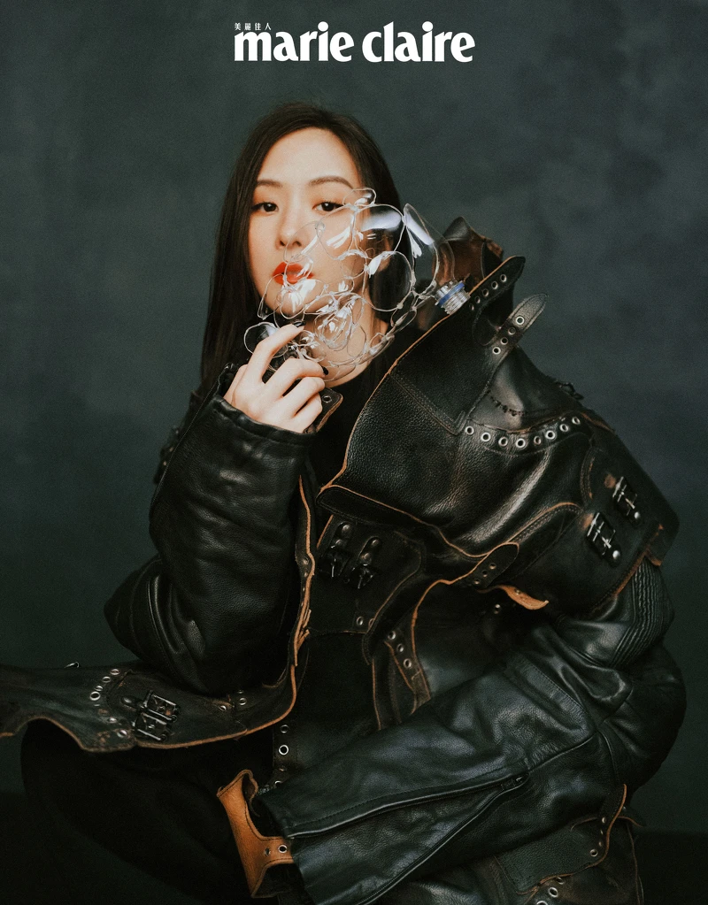 黑色運動衫、拼接設計皮革夾克，both by Balenciaga。