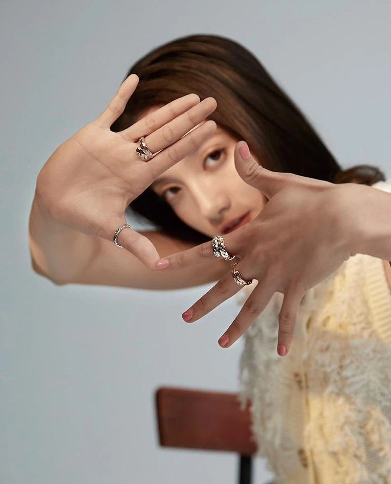 COCO CRUSH 高級珠寶系列：耳環、項鍊、手環、TOI ET MOI 戒指、窄版戒指 / 白色排扣背心 All by CHANEL