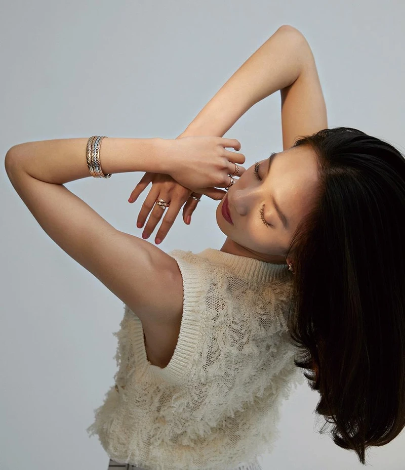 CHANEL COCO CRUSH 高級珠寶系列：耳環、項鍊、手環、TOI ET MOI 戒指、窄版戒指 / 白色排扣背心 All by CHANEL 