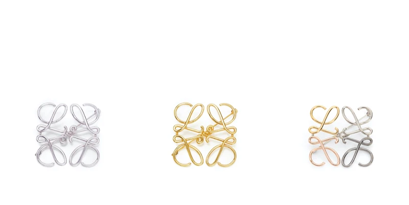 Loewe 金屬Anagram別針,售價NT$9,000~12,000 Loewe 金屬Anagram別針,售價NT$9,000~12,000