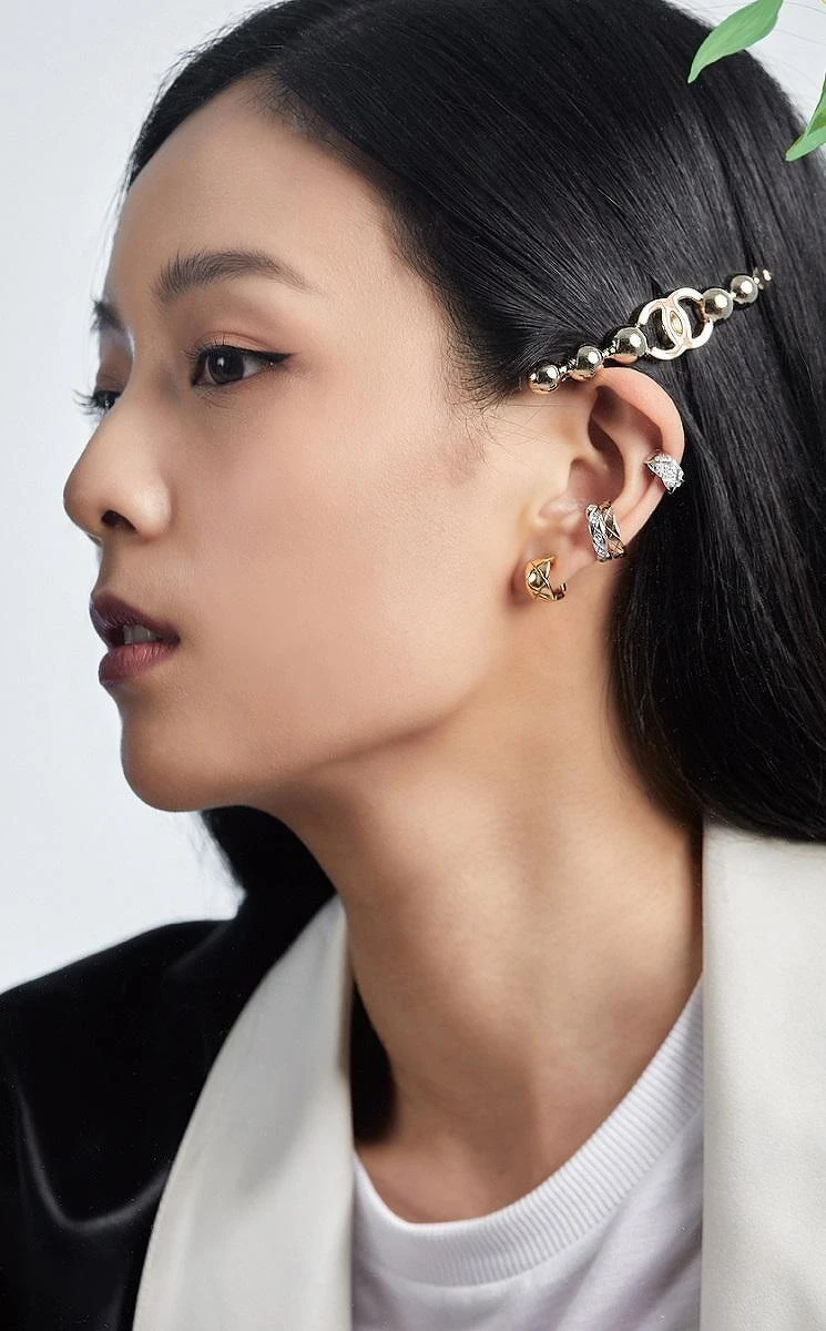 COCO CRUSH 高級珠寶系列：耳環、耳扣、手環、TOI ET MOI 戒指、小型款戒指 / 黑色緞面外套、黑色亮片寬管褲、髮飾 All by CHANEL