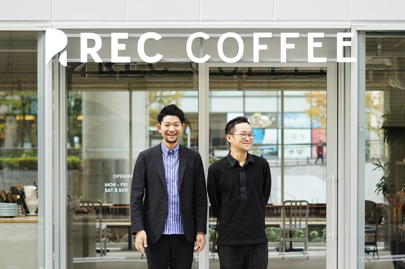 （左）REC Coffee 社長北添修。