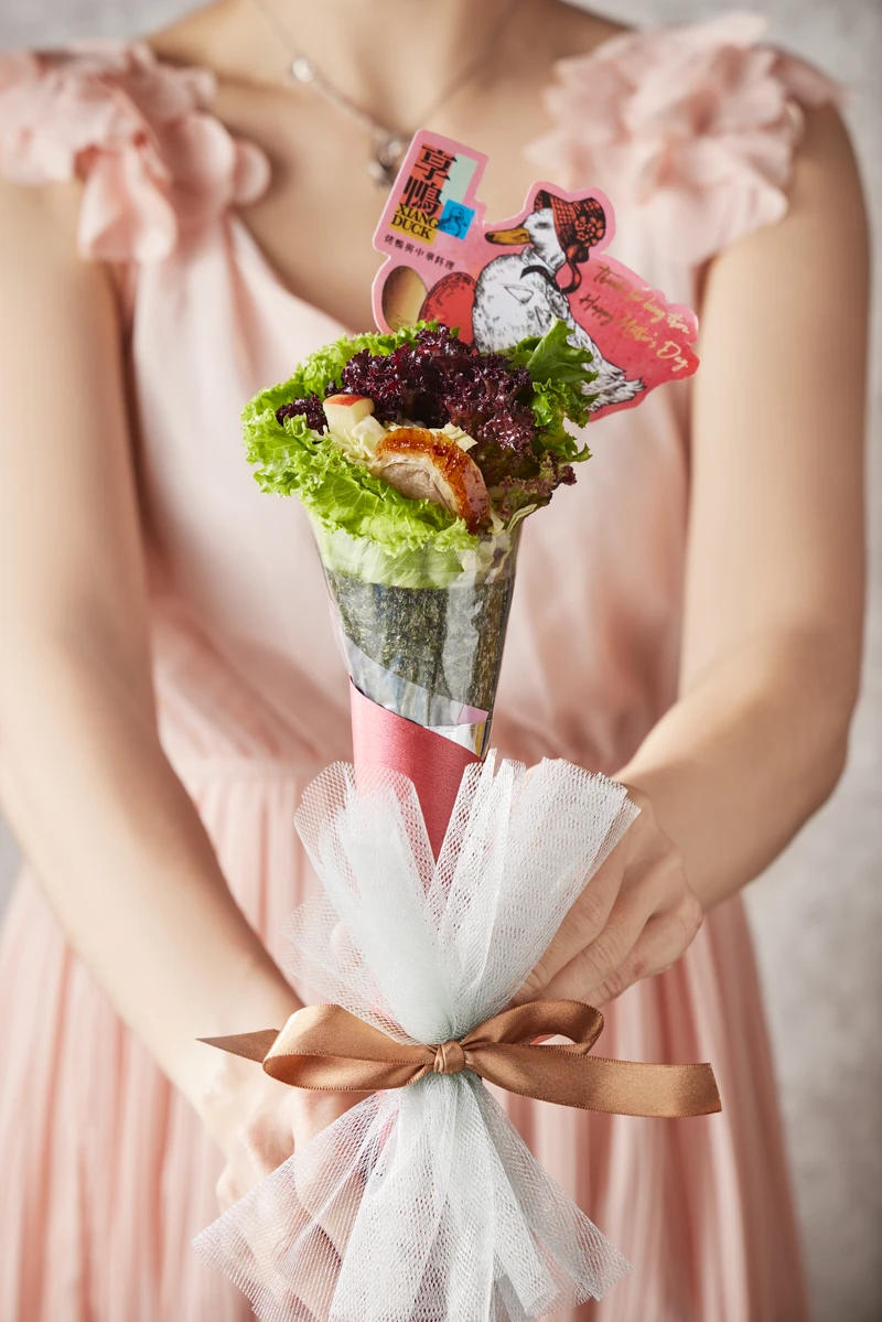 母親節享鴨送出的烤鴨花禮不只外型吸睛,更能傳遞對媽媽的愛。 母親節享鴨送出的烤鴨花禮不只外型吸睛,更能傳遞對媽媽的愛。