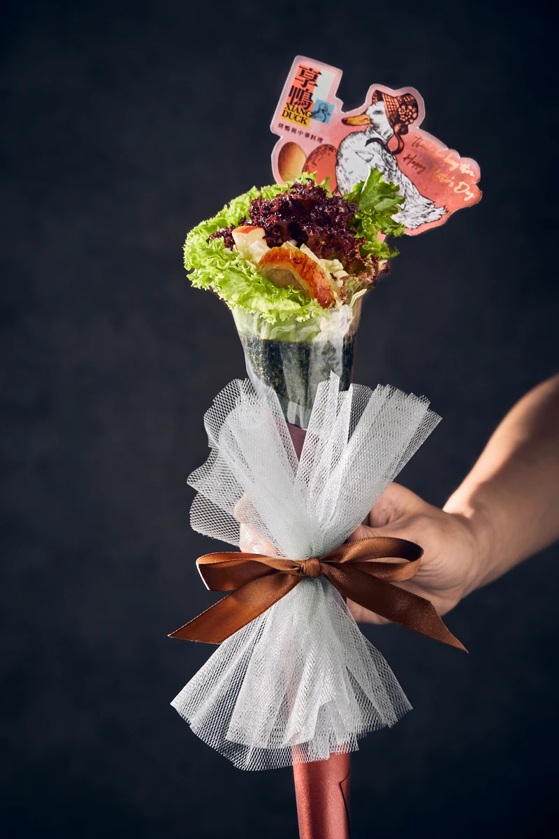 當天用餐還可獲得烤鴨花禮跟實體卡片,線上客製電子卡片,讓媽媽感受滿滿心意。 當天用餐還可獲得烤鴨花禮跟實體卡片,線上客製電子卡片,讓媽媽感受滿滿心意。