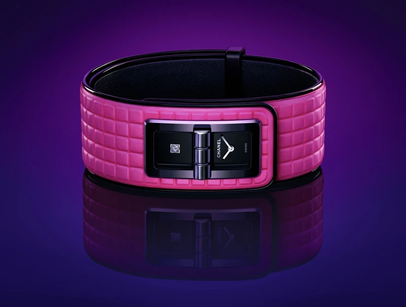 Code Coco Electro 腕錶 限量發行255 枚。 經黑色ADLC類鑽碳處理精鋼錶殼，搭配螢光粉紅菱格紋小牛皮。 經黑色ADLC類鑽碳處理的精鋼錶圈。 黑色漆錶盤鑲嵌1顆重約0.05克拉公主式切割鑽石。 螢光粉紅菱格紋小牛皮錶帶搭配黑色飾邊及內襯。 高精準石英機芯。防水深度：30米。 功能：時、分顯示。 尺寸：39.3 x 25.0 x 8.8 毫米。 鑽石：1顆重約0.05克拉公主式切割鑽石。 建議售價NTD 210,000元