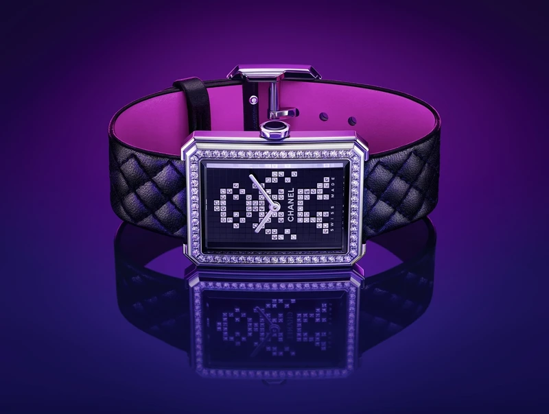 BOY·FRIEND Electro 腕錶 限量發行55 枚。 精鋼錶殼。 精鋼錶圈鑲嵌64顆總重約0.71克拉明亮式切割鑽石。 精鋼錶冠，鑲嵌黑色凸圓形尖晶石。 飾以機器人圖騰黑色錶盤，鑲嵌78顆總重約0.12克拉明亮式切割鑽石。 可替換式黑色菱格紋小牛皮錶帶飾以螢光粉紅內襯。 高精準石英機芯。 防水深度：30米。 功能：時、分顯示。 尺寸：34.6 x 26.7 x 7.3毫米。 鑽石：共142顆總重約0.83克拉明亮式切割鑽石。 建議售價NTD 494,000元