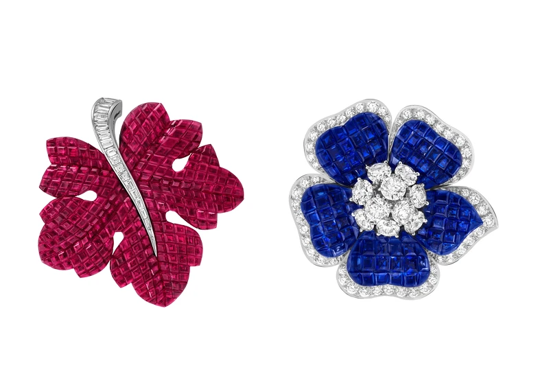 左:Feuille de Vigne胸針,鉑金,玫瑰金,傳統隱密式鑲嵌紅寶石,鑽石 右:Petit Gloxinia胸針,鉑金,玫瑰金,白K金,傳統隱密式鑲嵌藍寶石,鑽石 左:Feuille de Vigne胸針,鉑金,玫瑰金,傳統隱密式鑲嵌紅寶石,鑽石 右:Petit Gloxinia胸針,鉑金,玫瑰金,白K金,傳統隱密式鑲嵌藍寶石,鑽石