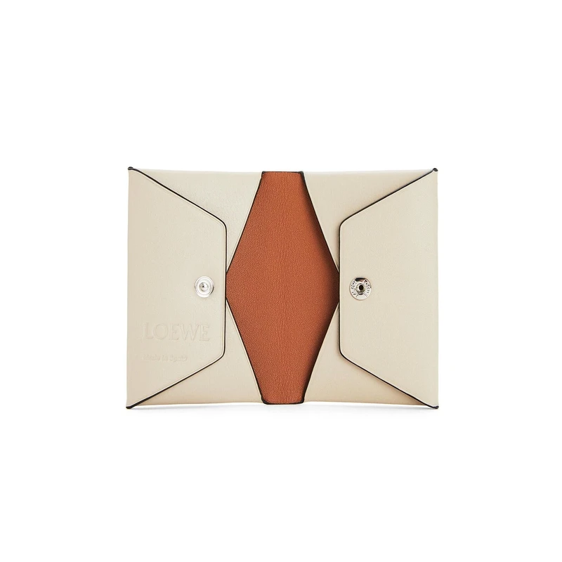 Loewe 小牛皮品牌雙摺卡片套，NT10,000