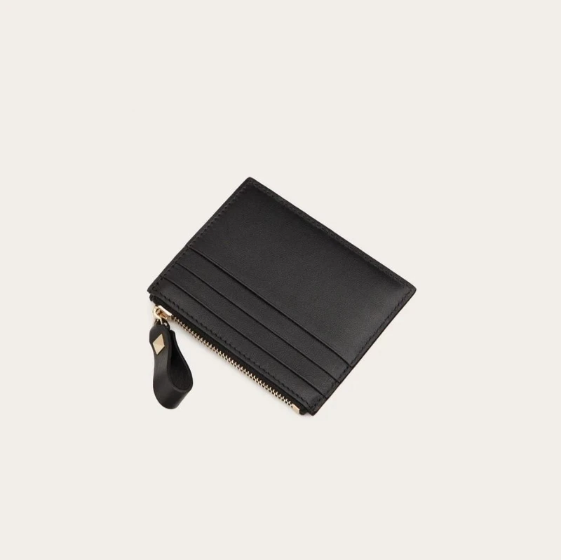 Valentino 鉚釘小牛皮拉鍊卡夾，約NT10,000