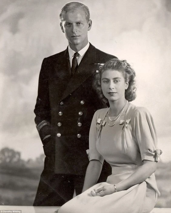 伊麗莎白女王與菲力普親王年輕時代 伊麗莎白女王與菲力普親王年輕時代