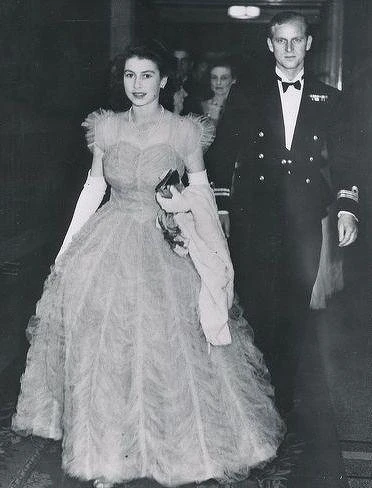 伊麗莎白女王與菲利普親王出席晚宴 伊麗莎白女王與菲利普親王出席晚宴