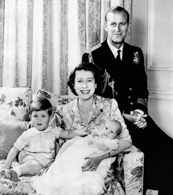 伊麗莎白女王與菲利普親王的全家福照,威爾斯親王查爾斯與安妮長公主 伊麗莎白女王與菲利普親王的全家福照,威爾斯親王查爾斯與安妮長公主