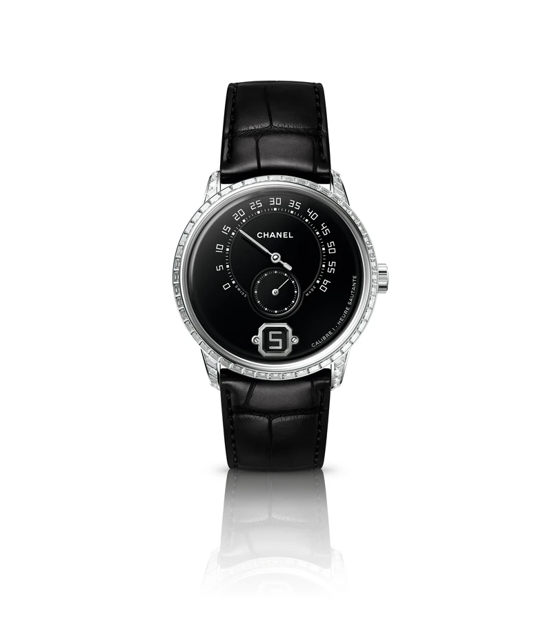 MONSIEUR de CHANEL腕錶 限量編號發行20枚。 18K白金錶殼鑲嵌48顆總重約2.40克拉長階梯形切割鑽石。 錶耳鑲嵌20顆總重約0.55克拉長階梯形切割鑽石。 黑色大明火琺瑯錶盤，其製作歷時9-10小時。 鍍姥黃銅指針。 黑色小牛皮壓印短吻鱷魚紋錶帶。 18K白金三層折疊式錶扣。 Caliber 1機芯：自製手動上鍊機械機芯，搭載雙重複雜功能： 瞬間跳時及240°逆跳分鐘。 小秒盤 72小時動力儲存 防水深度：30米 直徑：40毫米 鑽石：共68顆總重約2.95克拉長階梯形切割鑽石。 建議售價NTD4,620,000元