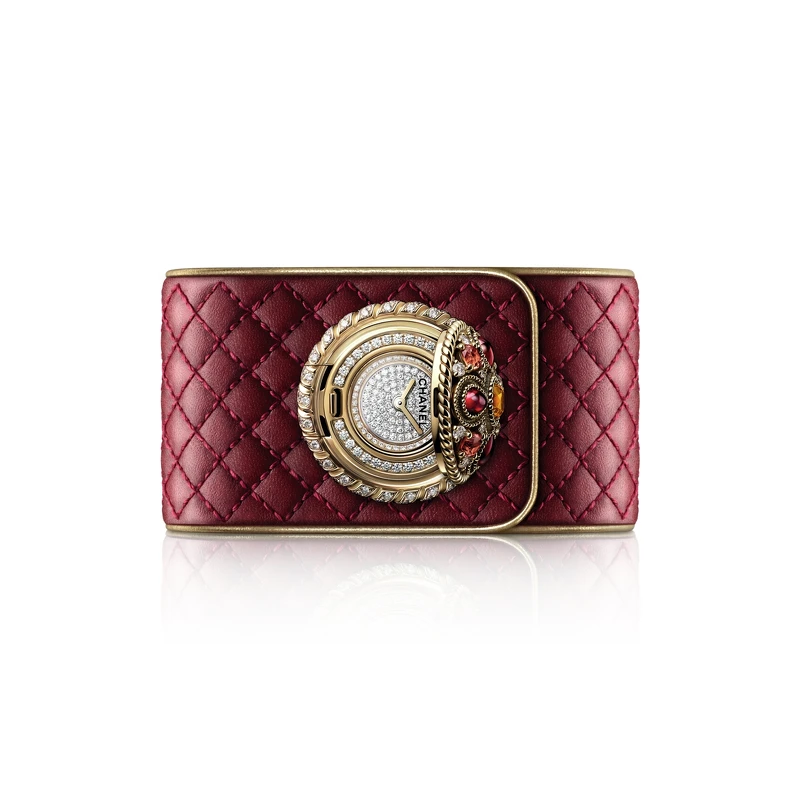 Mademoiselle Privé鈕扣腕錶–拜占庭 限量編號發行5枚。 18K黃金鈕扣飾以1顆拜占庭圖騰，鑲嵌1顆重約0.78克拉明亮式切割黃色藍寶石，4顆總重約1.4克拉蛋面切割紅寶石，4顆總重約0.75克拉枕形切割橙色藍寶石及16顆總重約0.2克拉圓形切割鑽石。 18K黃金錶圈，鑲嵌52顆總重約0.46克拉明亮式切割鑽石， 及18K黃金扭鎖內環圈。 18K白金錶盤，鑲嵌142顆總重約0.52克拉明亮式切割鑽石。 電鍍黃金指針。 菱格紋紅色皮革錶帶，搭配金色小牛皮緄邊及黑色小牛皮襯裡。 高精準度石英機芯。 功能：時、分顯示。 直徑：約25毫米。 寬度：約35毫米。 寶石：1顆重約0.78克拉明亮式切割黃色藍寶石，4顆總重約1.4克拉蛋面切割紅寶石，4顆總重約0.75克拉枕形切割橙色藍寶石及210顆總重約1.18克拉明亮式切割鑽石。 建議售價NTD 6,776,000元 