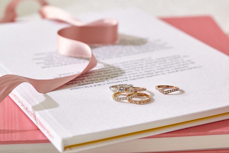 左上1：Altair訂婚鑽戒、左上2：CORONARE周年紀念鑽戒、左上3：MANI HALF周年紀念婚戒、左下：Virch結婚對戒、右：Hatur周年紀念婚戒