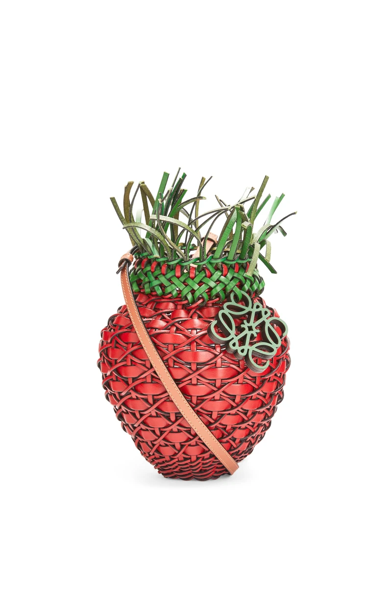 Loewe草莓編織包,售價NT$69,000 Loewe草莓編織包,售價NT$69,000