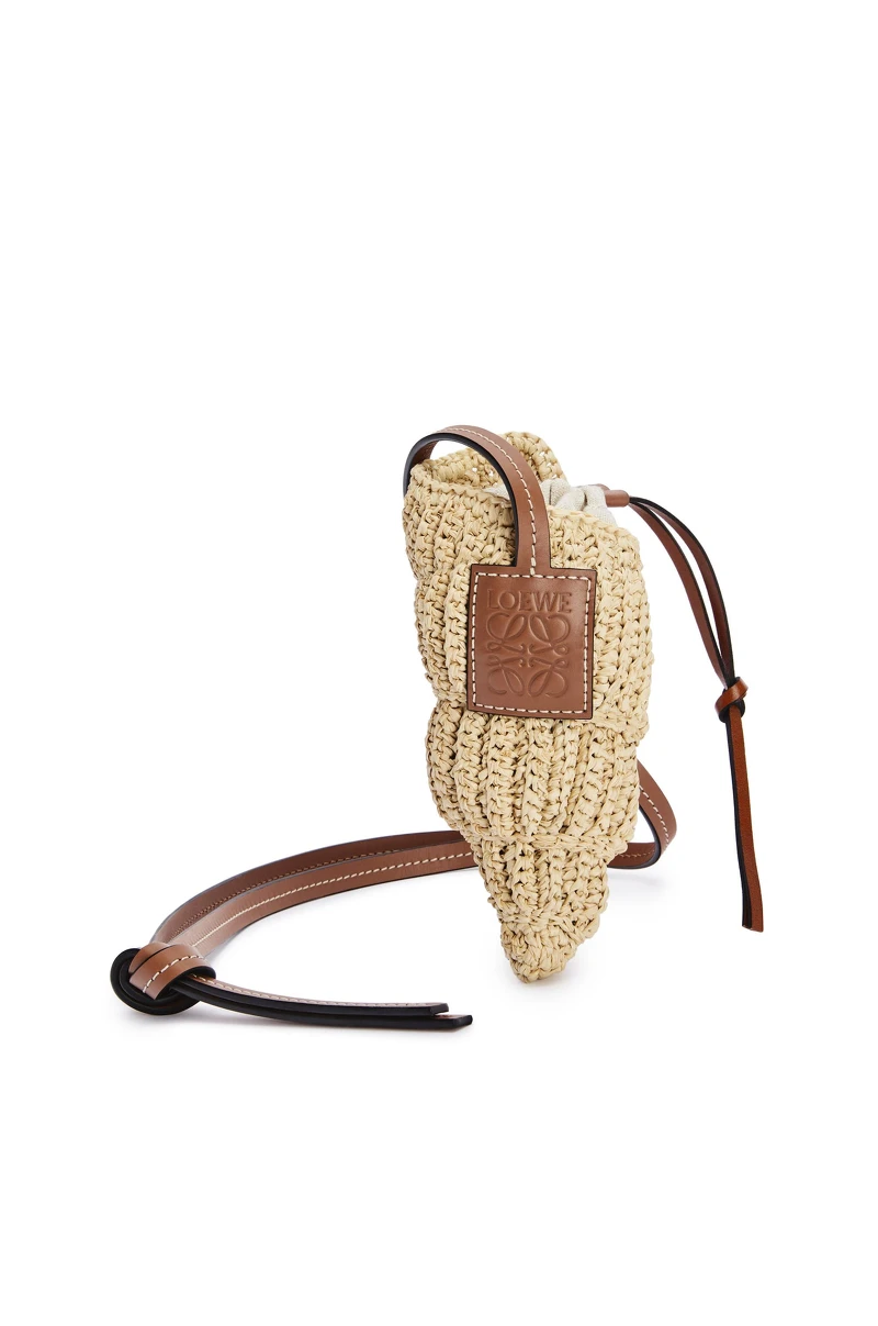 Loewe 海螺編織小包,售價NT$18,000 Loewe 海螺編織小包,售價NT$18,000