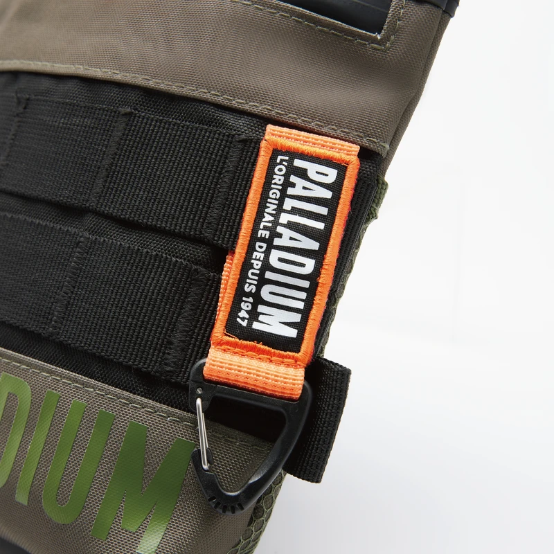 多功能三角戰術勾可另外掛隨身小物，如Airpods、鑰匙、造型悠遊卡等