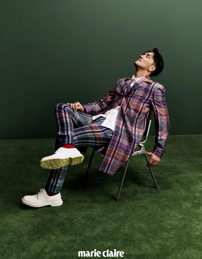 Monogram 印花格紋長版外套、 Monogram 印花西裝長褲、白色襯衫， all by Louis Vuitton；白色皮鞋， Boss；襪子，Stylist’s Own。