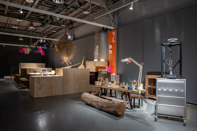 第二幕,維物:賴泳廷師傅現場木刻戲偶,而一旁的是3D列印製作木偶。(照片來源:臺灣文博會) 第二幕,維物:賴泳廷師傅現場木刻戲偶,而一旁的是3D列印製作木偶。(照片來源:臺灣文博會)