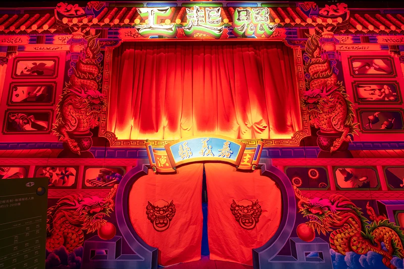 巨大的彩樓意象。(照片來源:阮劇團) 巨大的彩樓意象。(照片來源:阮劇團)