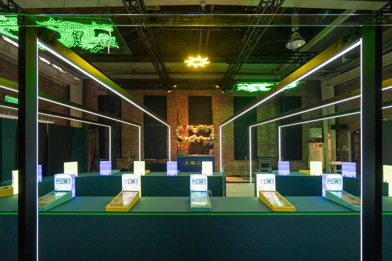 與廟會意象結合的彈珠台。(照片來源:阮劇團) 與廟會意象結合的彈珠台。(照片來源:阮劇團)