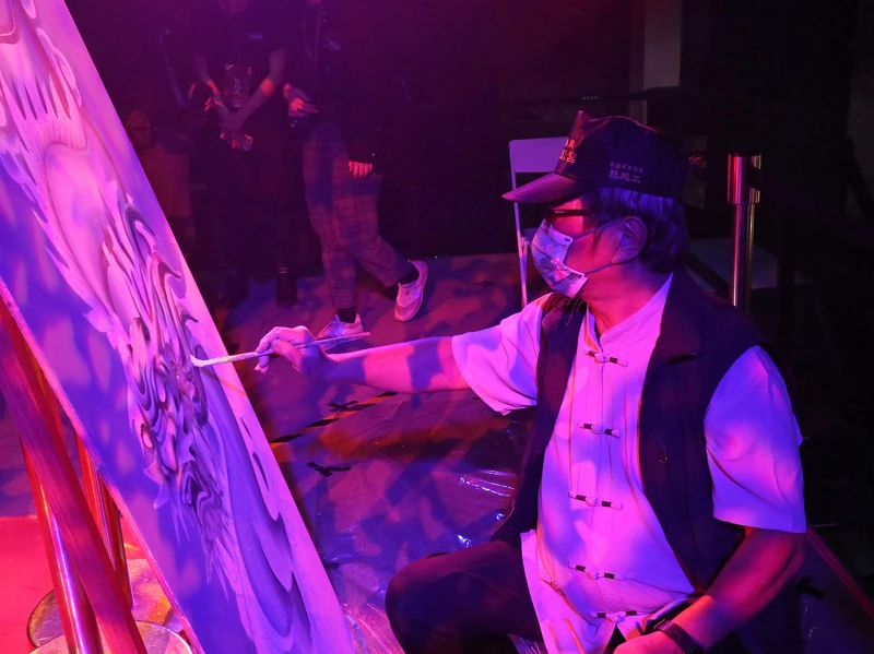 現場有職人繪製傳統廟會圖樣。(照片來源:阮劇團) 現場有職人繪製傳統廟會圖樣。(照片來源:阮劇團)