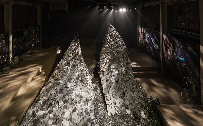 象徵歐亞板塊與大陸板塊的巨型裝置。(照片來源:偶然設計) 象徵歐亞板塊與大陸板塊的巨型裝置。(照片來源:偶然設計)