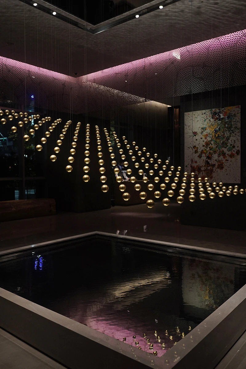 大廳有德國ART+COM藝術團隊所規畫設計的4D浮空動力藝術。 大廳有德國ART+COM藝術團隊所規畫設計的4D浮空動力藝術。