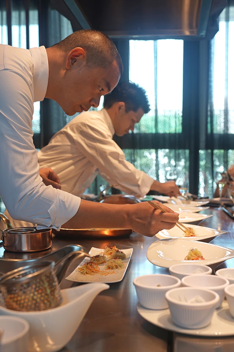 雙主廚有默契的一起擺盤動作。 雙主廚有默契的一起擺盤動作。