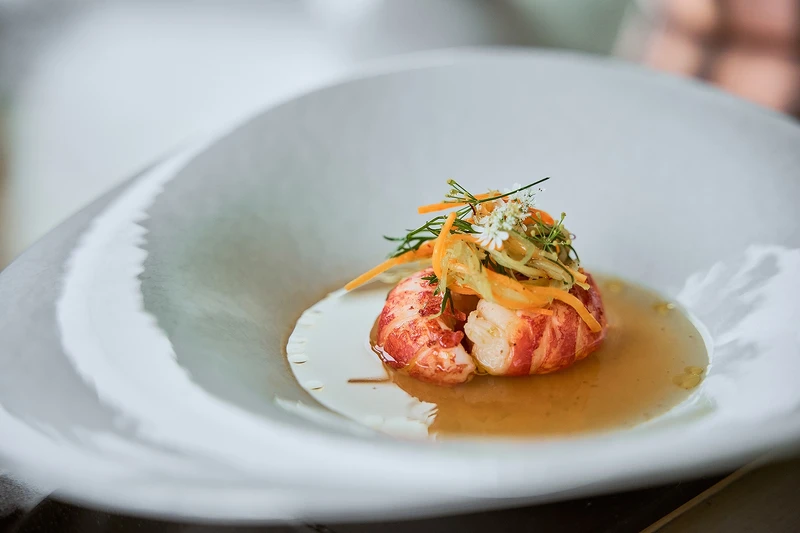 開場即以雙主廚限定特別鐵板料理,十分精彩。 開場即以雙主廚限定特別鐵板料理,十分精彩。