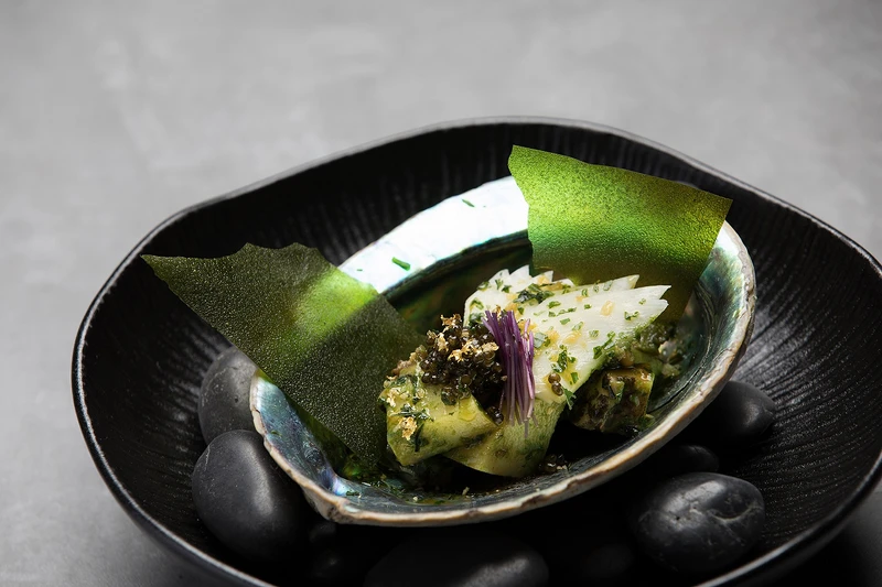 有著各種春天食材的溫沙拉。 有著各種春天食材的溫沙拉。