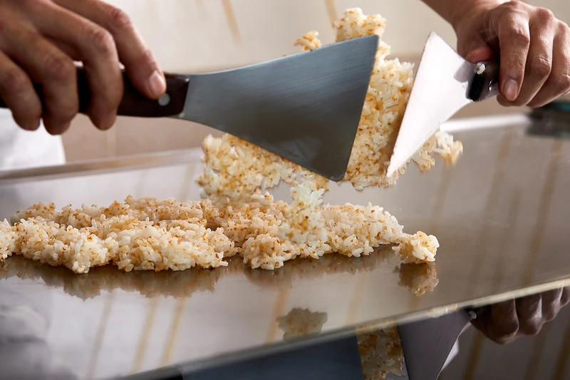 Ukai-tei 炒飯,以嚴選青森白六瓣蒜細切成的微小蒜末,搭配新潟越光米、昆布鹽及醬油,簡單卻也不簡單的滋味,是 Ukai 必吃經典。 Ukai-tei 炒飯,以嚴選青森白六瓣蒜細切成的微小蒜末,搭配新潟越光米、昆布鹽及醬油,簡單卻也不簡單的滋味,是 Ukai 必吃經典。