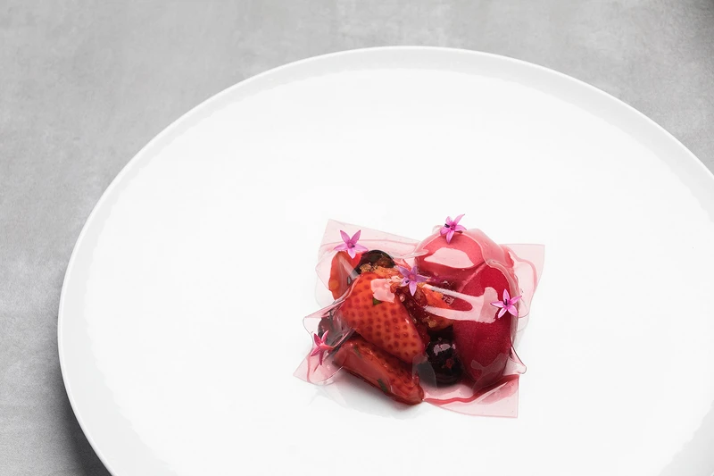 淡雪野莓桑格莉亞,以滋味香甜的日本淡雪草莓和台灣特有的糖漬洛神花,鋪上法式紅酒凍,佐以西班牙Sangria sorbet調味。 淡雪野莓桑格莉亞,以滋味香甜的日本淡雪草莓和台灣特有的糖漬洛神花,鋪上法式紅酒凍,佐以西班牙Sangria sorbet調味。