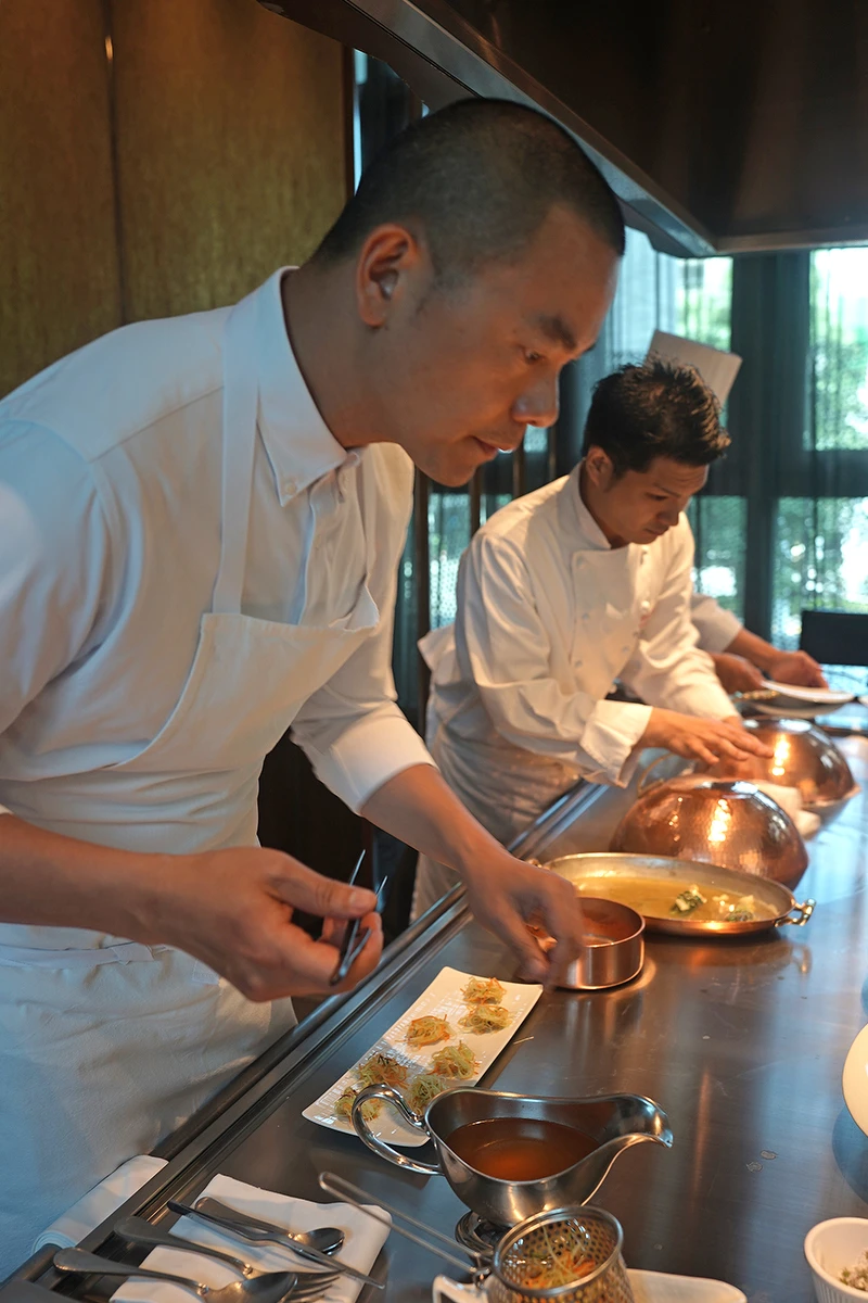 零距離觀看 Chef André 細膩的手法料理第一道湯品。 零距離觀看 Chef André 細膩的手法料理第一道湯品。