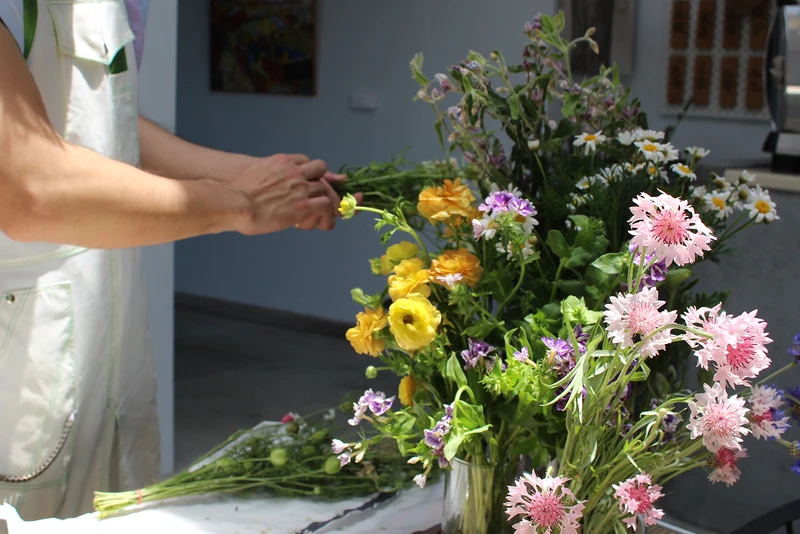 在大自然的環境中進行花藝創作。 在大自然的環境中進行花藝創作。