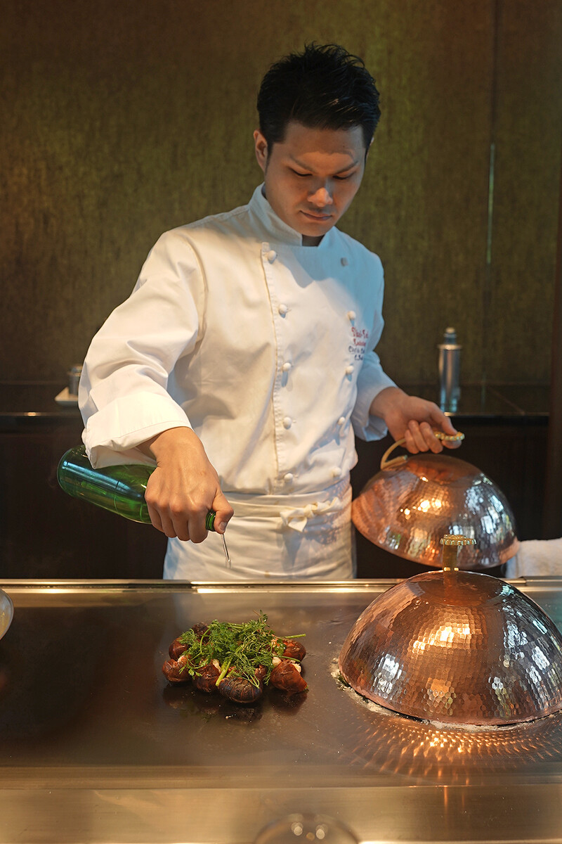 Chef Aoki 於鐵板上蒸製小螯蝦。 Chef Aoki 於鐵板上蒸製小螯蝦。