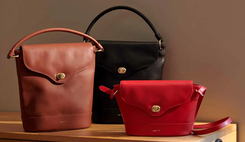 Agnés b. 復古旋扣肩背包(大)，售價 NT$13,280 / 復古旋扣肩背包(小) ，售價NT$11,280