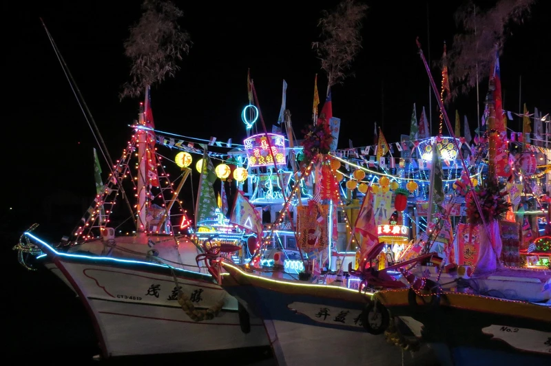 ▲LED燈船隊將隨香,沿岸也會有熱鬧鞭炮迎接。(圖 / 高市府提供) ▲LED燈船隊將隨香,沿岸也會有熱鬧鞭炮迎接。(圖 / 高市府提供)