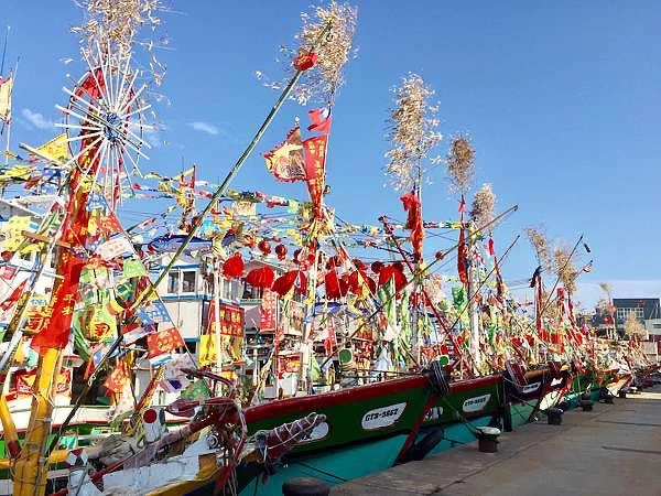 ▲媽祖海巡是4年一度的盛事,數十艘船隻氣勢恢弘。(圖 / 翻攝自中芸鳳芸宮靈帝殿FB) ▲媽祖海巡是4年一度的盛事,數十艘船隻氣勢恢弘。(圖 / 翻攝自中芸鳳芸宮靈帝殿FB)