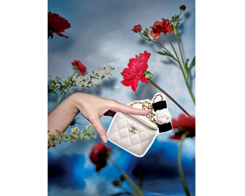 CHANEL白色山茶花皮穿鏈小型化妝包 CHANEL白色山茶花皮穿鏈小型化妝包